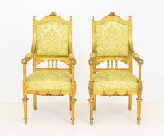Par de sillones de madera dorada de estilo Luis XVI con tapizado floral verde