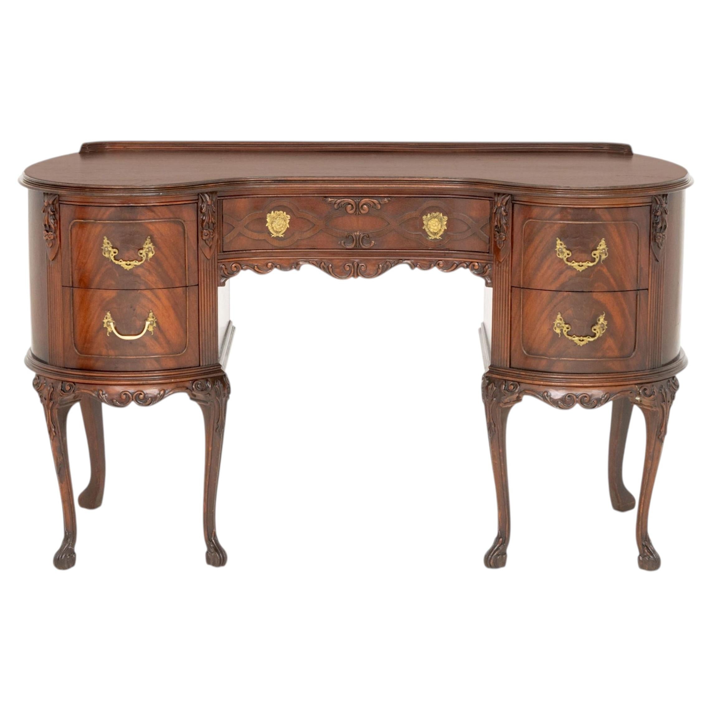 Scrivania in mogano a forma di rene in stile Queen Anne con gambe cabriole in vendita