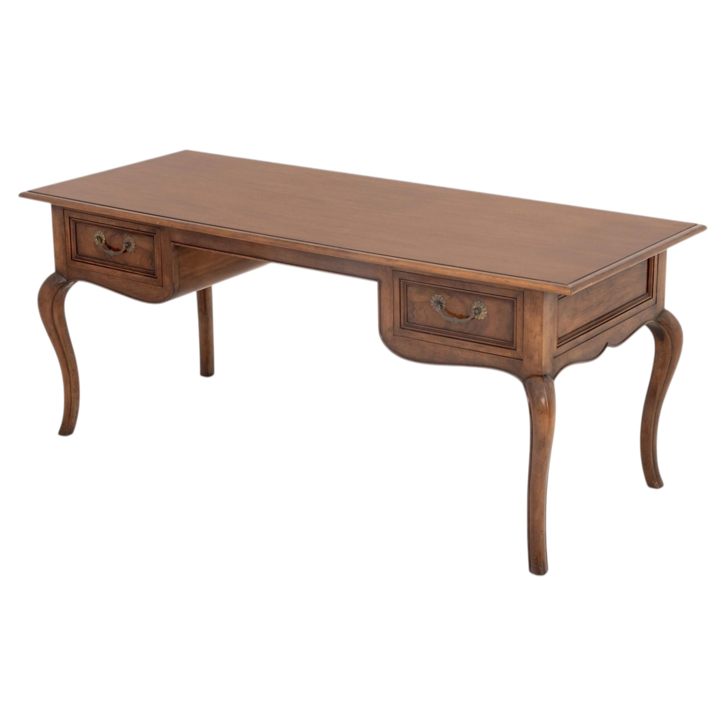 Escritorio de nogal de Baker Furniture, estilo provincial francés