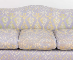 Sofá tapizado con tela estampada en tonos verde y morado de J. Robert Scott