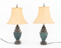 Paire de lampes de table en métal de style néoclassique, patinées et recouvertes de vert-de-gris