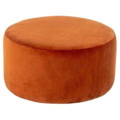 Pouf rotondo imbottito in velluto arancione bruciato in stile moderno