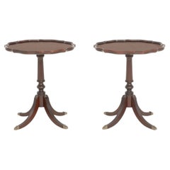 Paire de tables d'appoint en acajou de style Régence, à bords festonnés