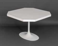 Moderner weißer Tulpen-Couchtisch im Eero-Saarinen-Stil