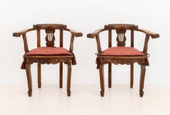 Paire de fauteuils baignoire en noyer à dossier en forme de lyre, avec coussins en damas rouge