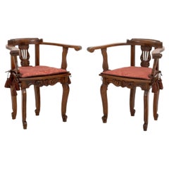 Paire de fauteuils baignoire en noyer à dossier en forme de lyre, avec coussins en damas rouge