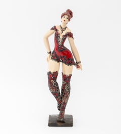 Josepha – Stehende Frau im roten Kleid – Skulptur aus Kunstharz