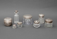 Kollektion aus acht Kosmetikaccessoires aus Sterlingsilber und geschliffenem Glas