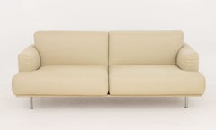 Divano "Nest" rivestito in tessuto beige, disegnato da Piero Lissoni per Cassina