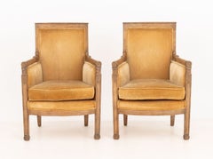 Ein Paar mit goldenem Samt bezogene Bergère-Sessel aus Obstholz im Restaurationsstil