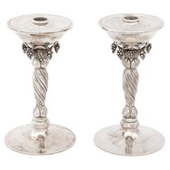Paire de bougeoirs en argent massif martelé de Michael Strauss, ornés d’un motif de vigne