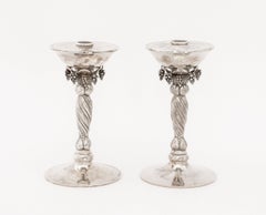 Paire de bougeoirs en argent massif martelé de Michael Strauss, ornés d’un motif de vigne