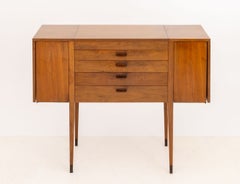 Arne Vodder zugeschriebenes Sideboard aus Teakholz mit ausklappbaren Seitenflügeln