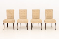 Set di otto sedie da pranzo imbottite in tessuto beige con rivestimento a capitonné di John Boone