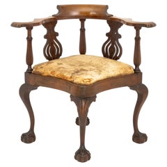 Sedia d'angolo vintage in mogano in stile Chippendale con piedini a zampa di leone e pomelli