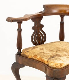 Sedia d'angolo vintage in mogano in stile Chippendale con piedini a zampa di leone e pomelli
