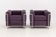 Ein Paar LC2-Clubsessel von Le Corbusier aus violettem Wildleder und Chrom