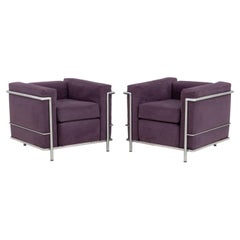 Ein Paar LC2-Clubsessel von Le Corbusier aus violettem Wildleder und Chrom