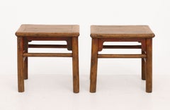 Paire de tables d'appoint en orme de Chine sur pieds cylindriques