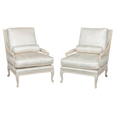 Paire de fauteuils de style Louis XVI, rembourrés de soie mélangée et peints en blanc