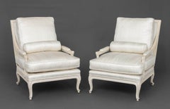 Paire de fauteuils de style Louis XVI, rembourrés de soie mélangée et peints en blanc