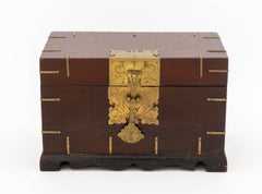 Cassapanca cinese in olmo con finiture in ottone e vassoio rimovibile