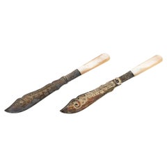 Par de cuchillos para pescado victorianos de plata chapada y nácar