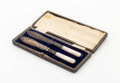 Par de cuchillos para pescado victorianos de plata chapada y nácar