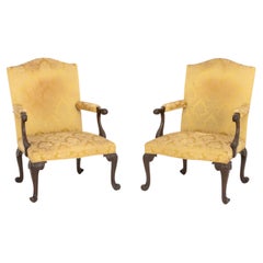 Paire de fauteuils de la fin du règne de George II, en acajou, recouverts de brocart de soie doré
