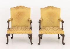 Paire de fauteuils de la fin du règne de George II, en acajou, recouverts de brocart de soie doré