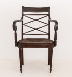 Fauteuil en acajou de style Régence, avec incrustations en cordons sur les accoudoirs en volutes