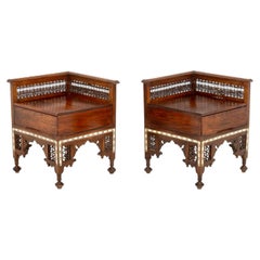 Paire de fauteuils d'angle syriens en noyer, incrustés d'os, avec tiroir