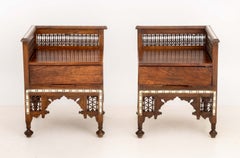 Paire de fauteuils d'angle syriens en noyer, incrustés d'os, avec tiroir