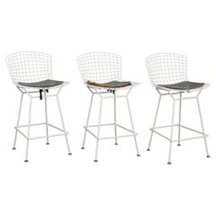 Set di tre sgabelli da bar in filo metallico con patina bianca di Harry Bertoia