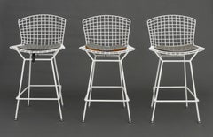 Set di tre sgabelli da bar in filo metallico con patina bianca di Harry Bertoia