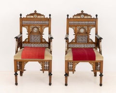 Paire de fauteuils marocains en noyer marquetés, avec assises rembourrées de velours