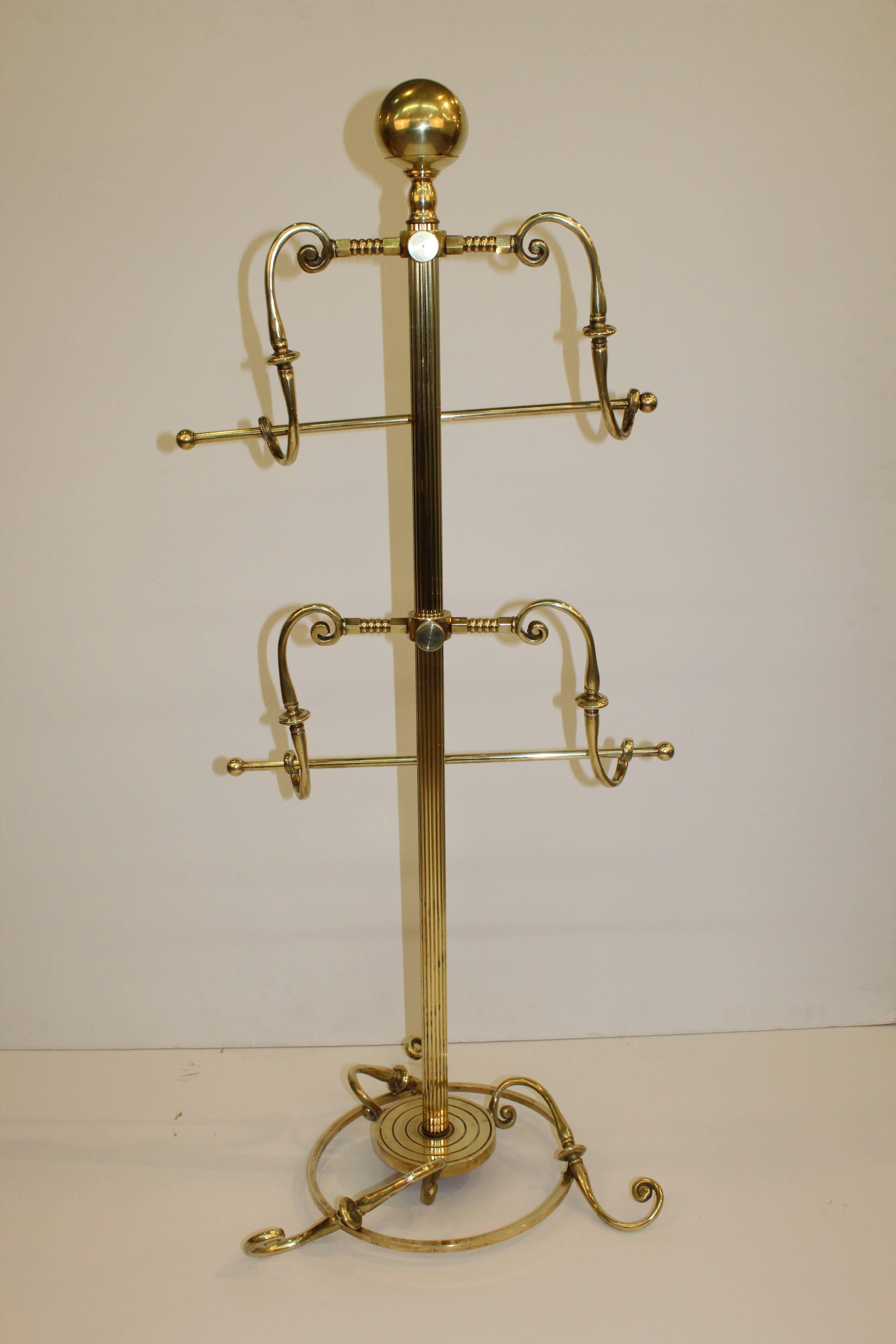 A small brass valet or towel rack produced during the mid-20th century in Italy. Recently polished. In very good condition consistent with age and use.

110081