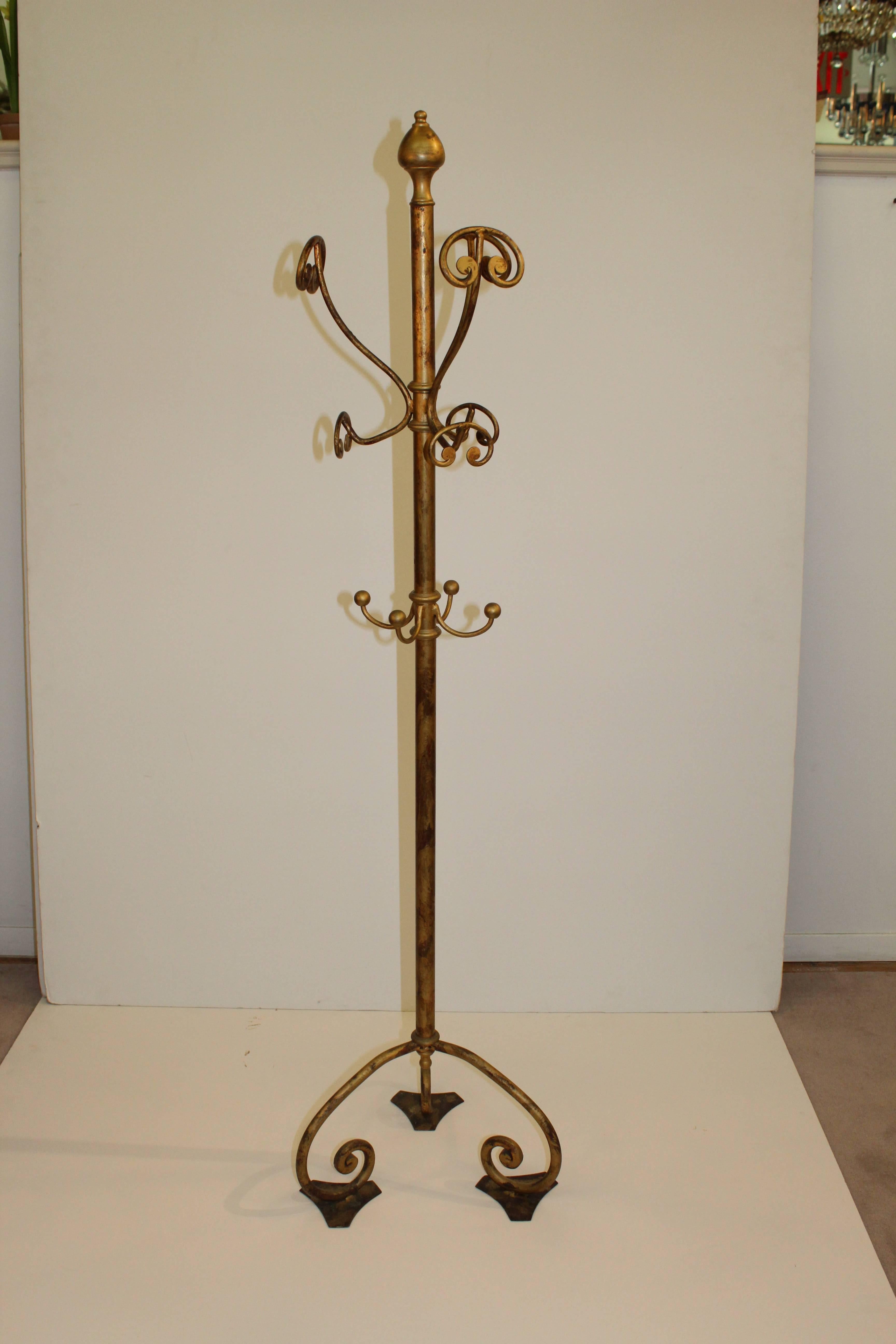 A Florentine diminutive coat rack produced in brass during the 1960s. Features ten beautifully curved hooks. In very good condition consistent with age and use.

110082