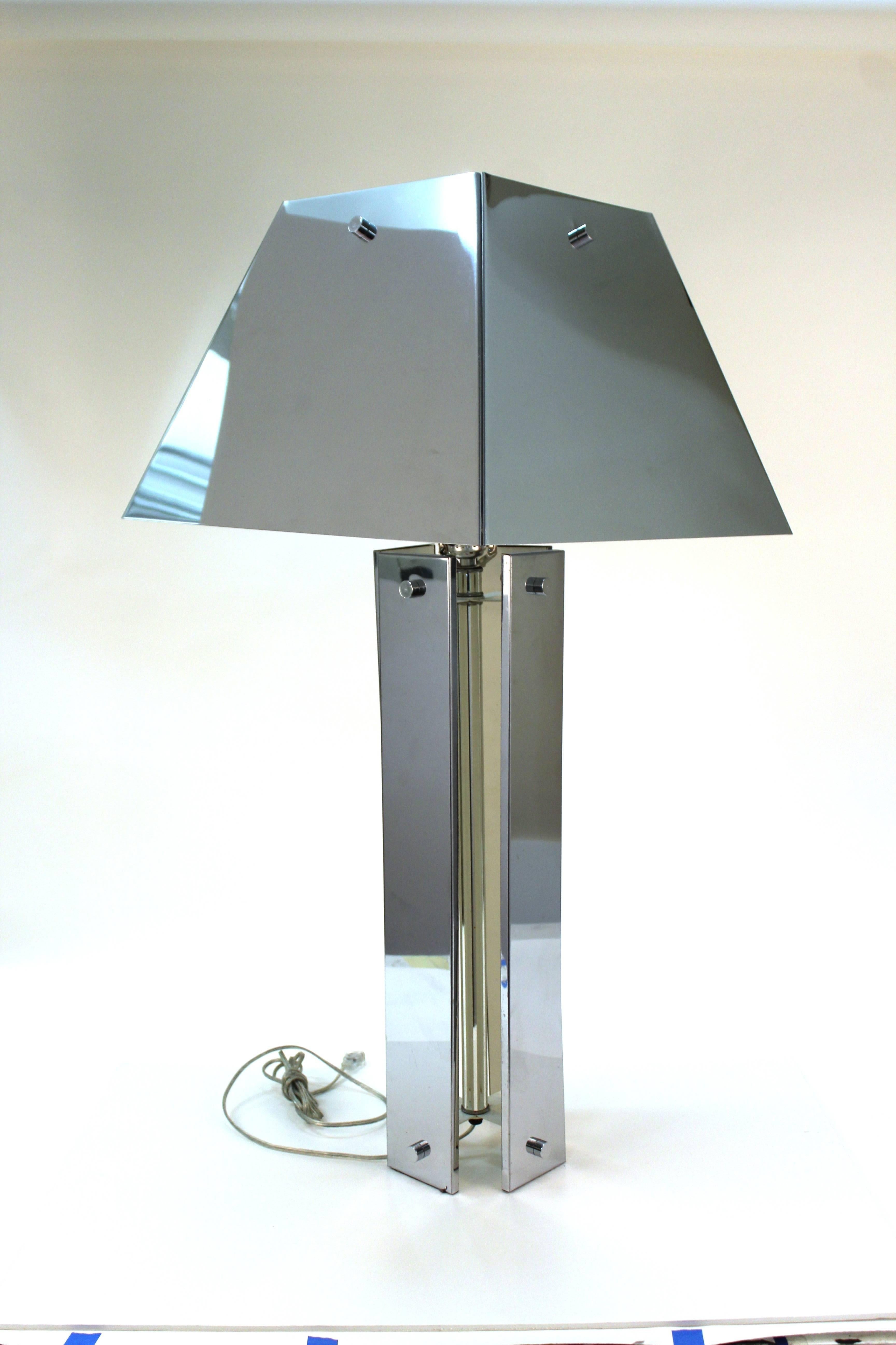 A huge 1960s table lamp produced in chrome, composed of four floating panels holding up a square chrome and white finished shade.

110495
 