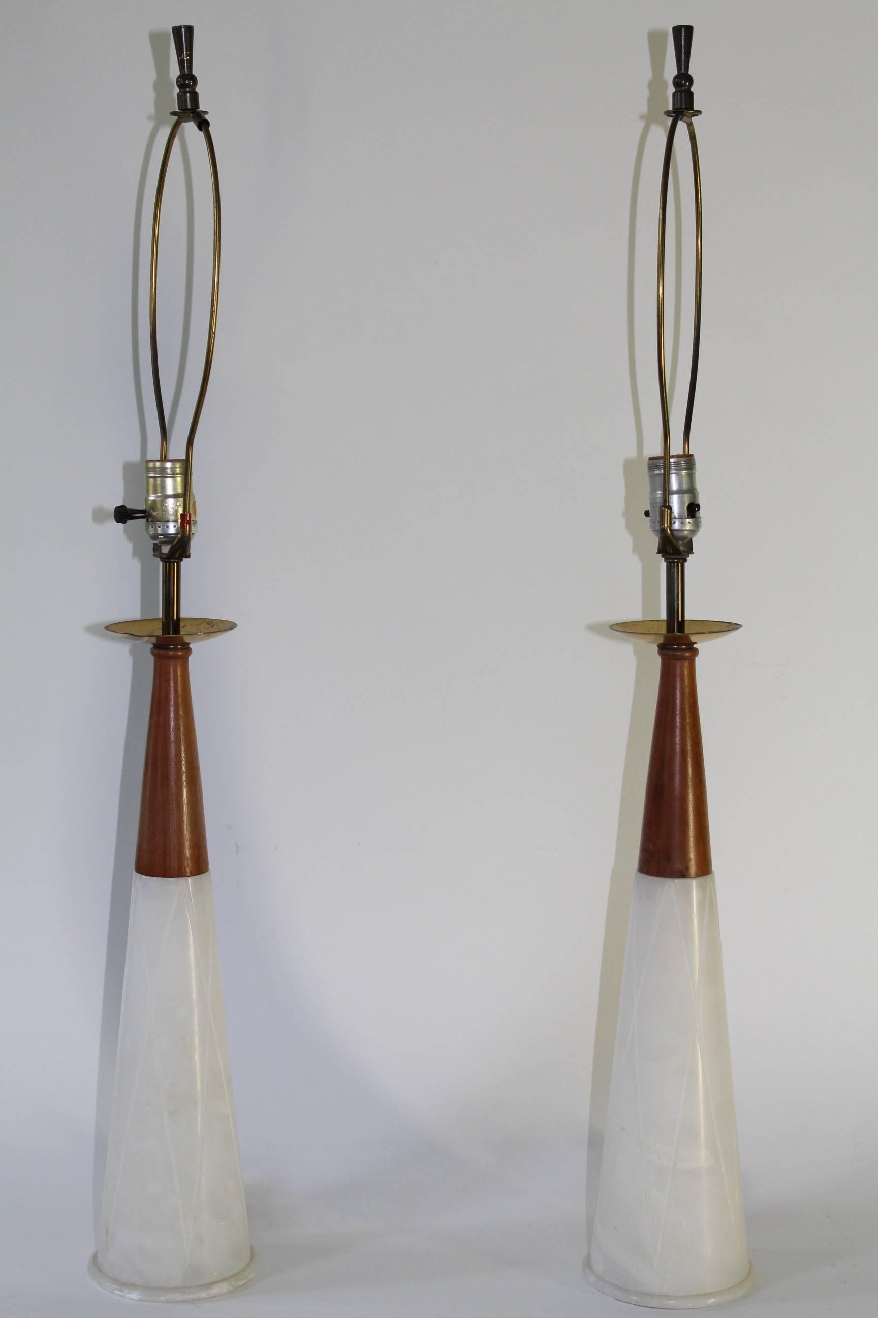 Pair of Mid-Century Modern Italian table lamps, produced circa 1950s, of conical form, crafted of heavy white marble, accented with walnut and brass hardware. Original wiring. Good vintage condition with no signs of wear.

11093