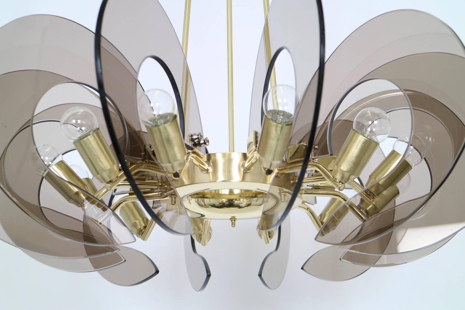 Mid-20th Century Restored Italian Chandelier in Brass and Smoked Glass Attributed to Fontana Arte