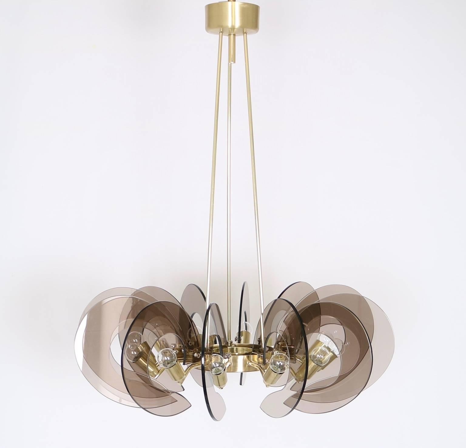12 light chandelier, attributed to Fontana Arte, manufactured in Italy circa 1950s, brass ring frame with brushed and polished finishes, holding in suspension smoke-tinted glass semi-circle panels. Completely restored and adapted to US standard,