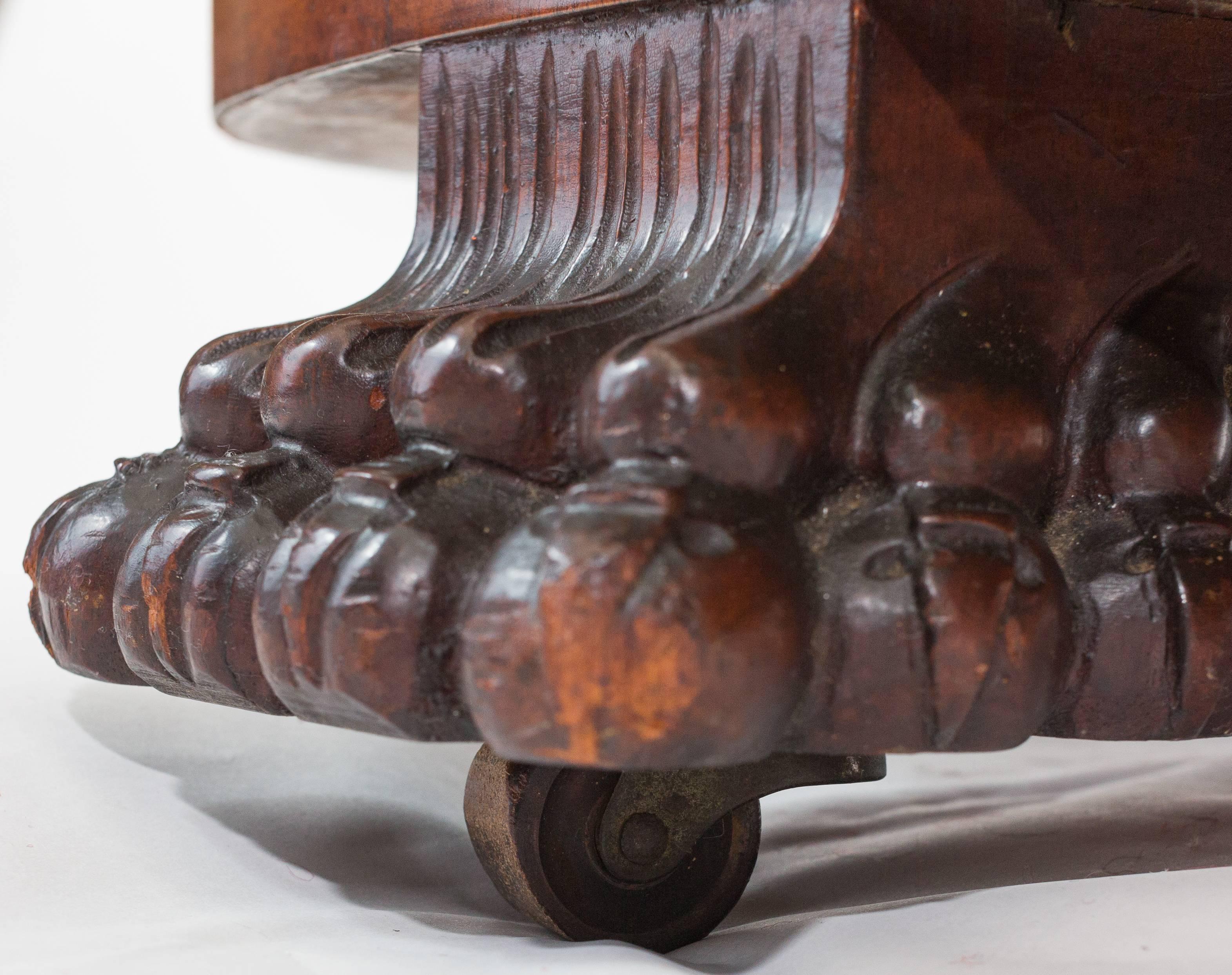 Table Empire américain ovale avec pieds en forme de griffes en vente 1