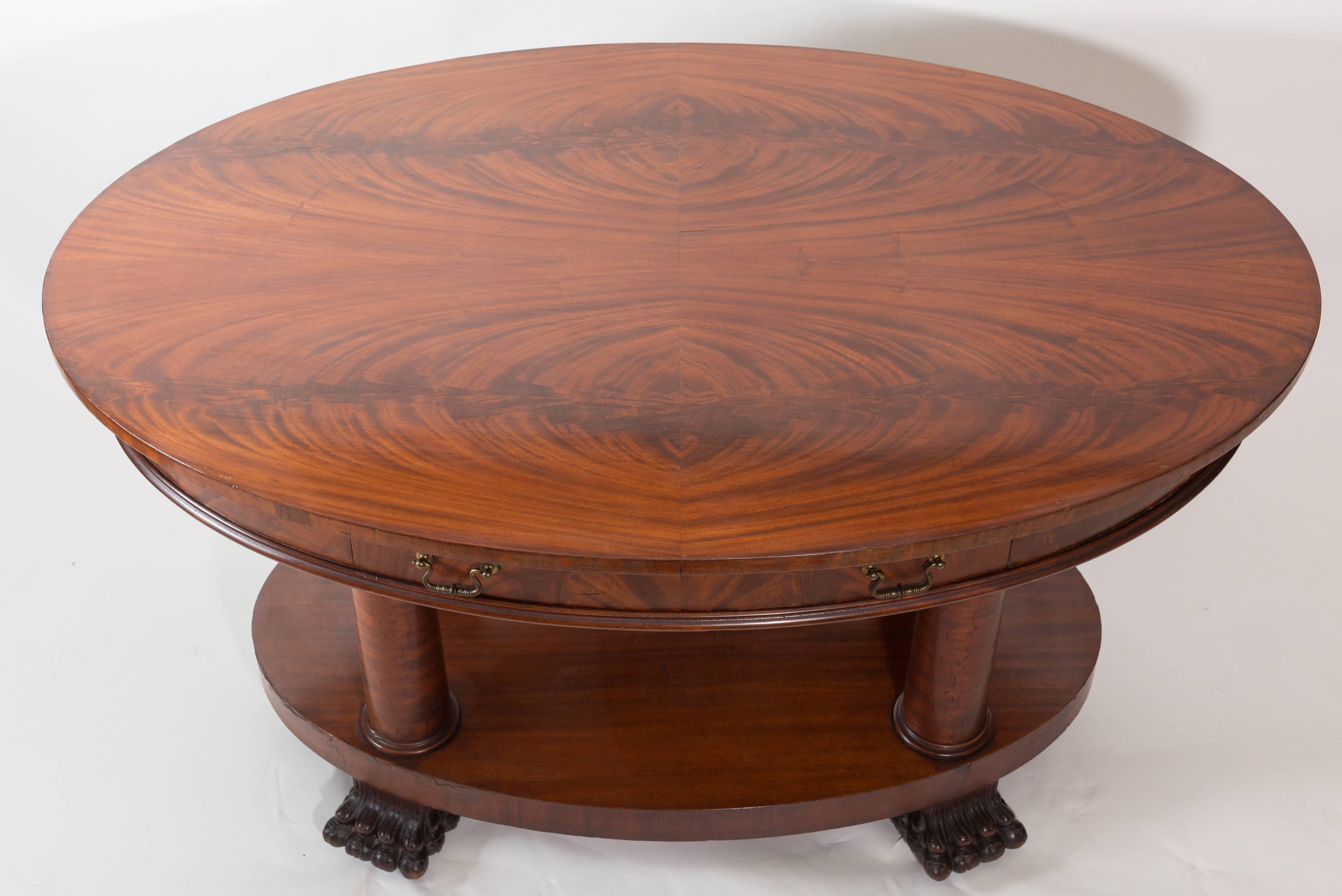 Nord-américain Table Empire américain ovale avec pieds en forme de griffes en vente