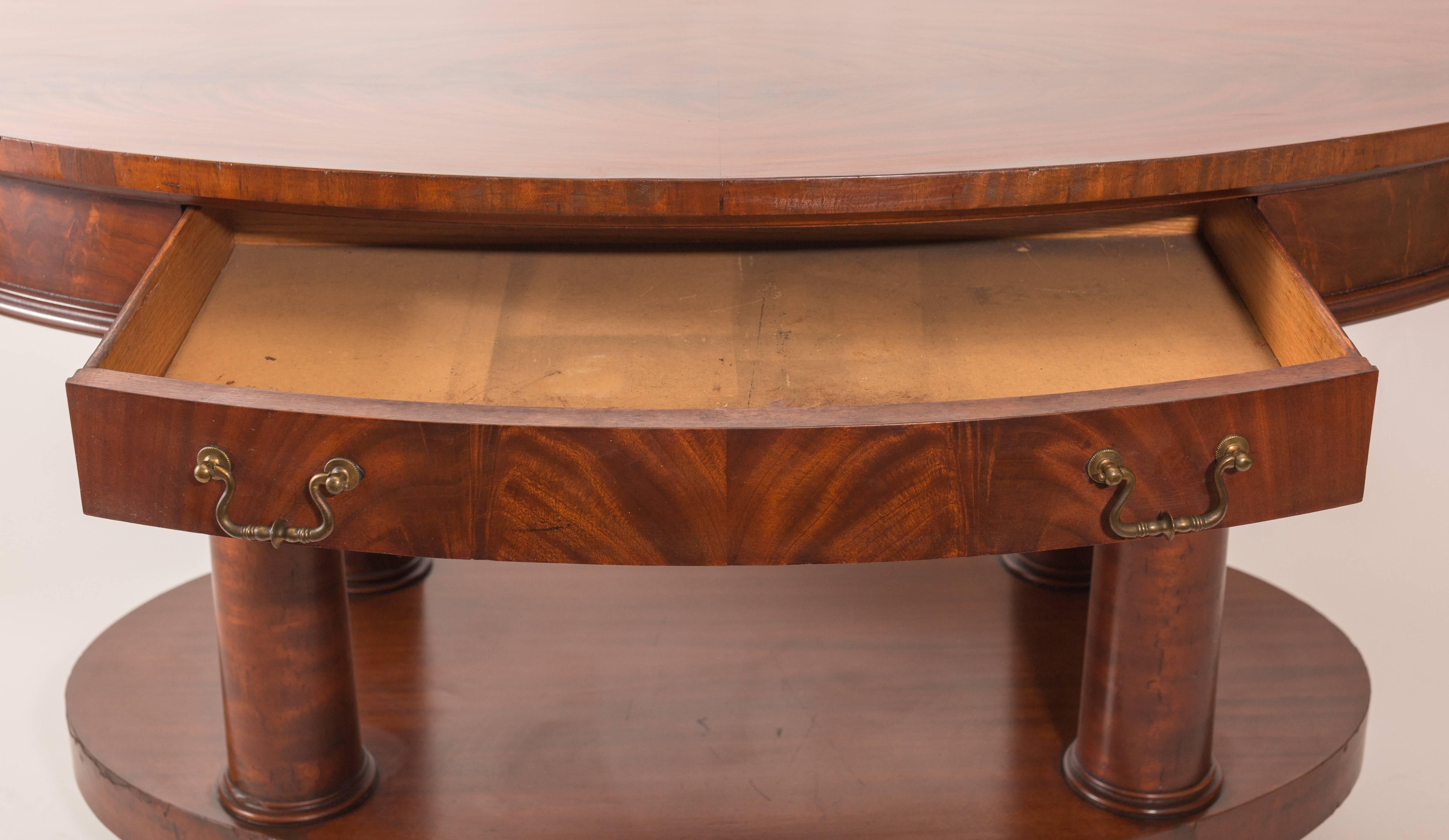 Ovaler amerikanischer Empire-Tisch mit Klauenfüßen (19. Jahrhundert) im Angebot