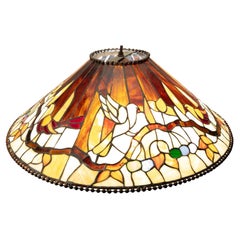 Lampadario a forma di uccello in vetro colorato opalescente in stile Tiffany Art Nouveau
