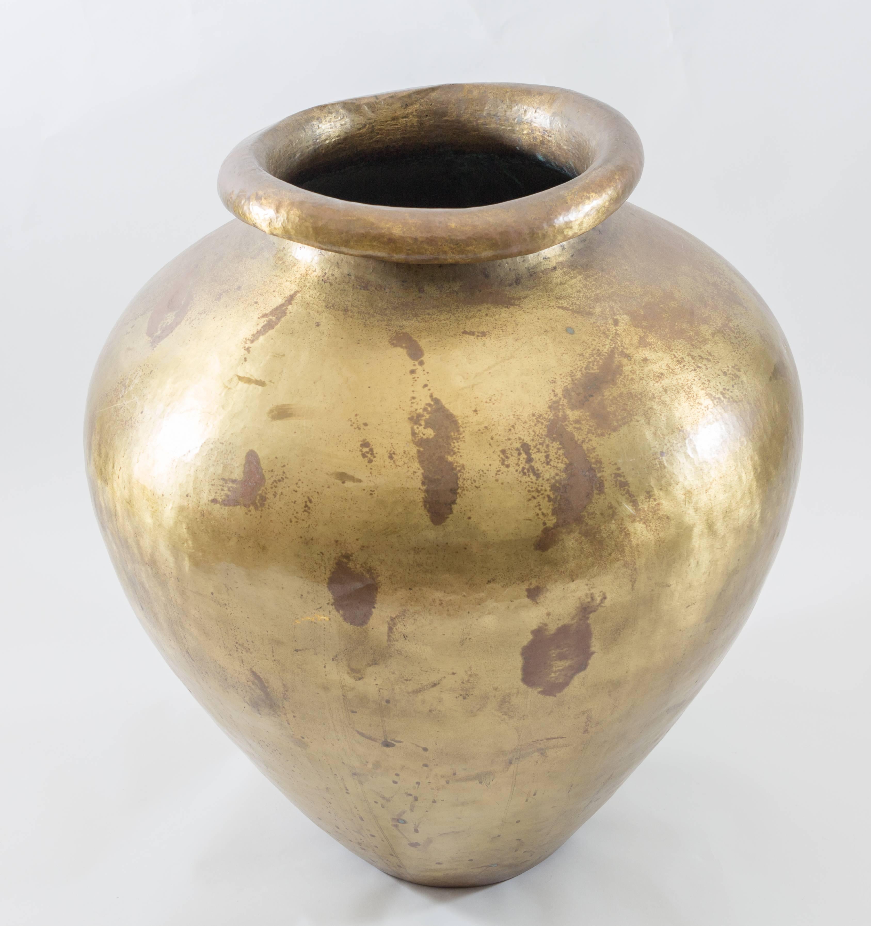 Gigantesque vase à eau indien en bronze et laiton Lota Pot Bon état - En vente à Asheville, NC