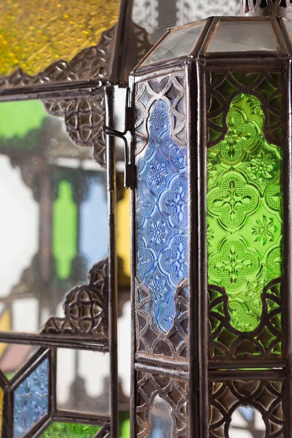 Métal Lanterne marocaine faite à la main avec panneaux colorés en vente