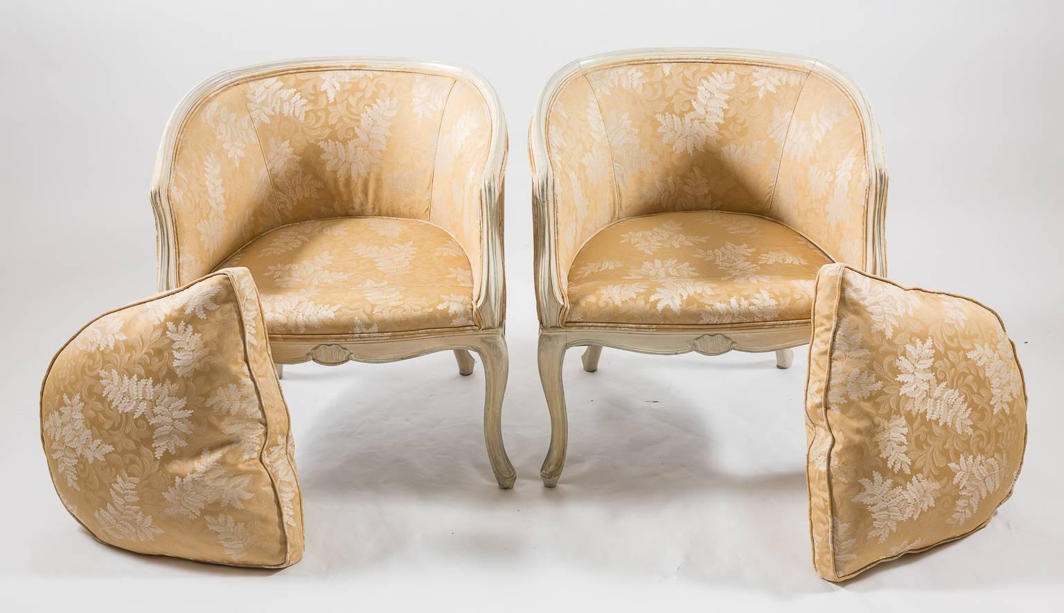 Pair of Louis XV Bergere Chairs with Carved Shell Motifs For Sale 3