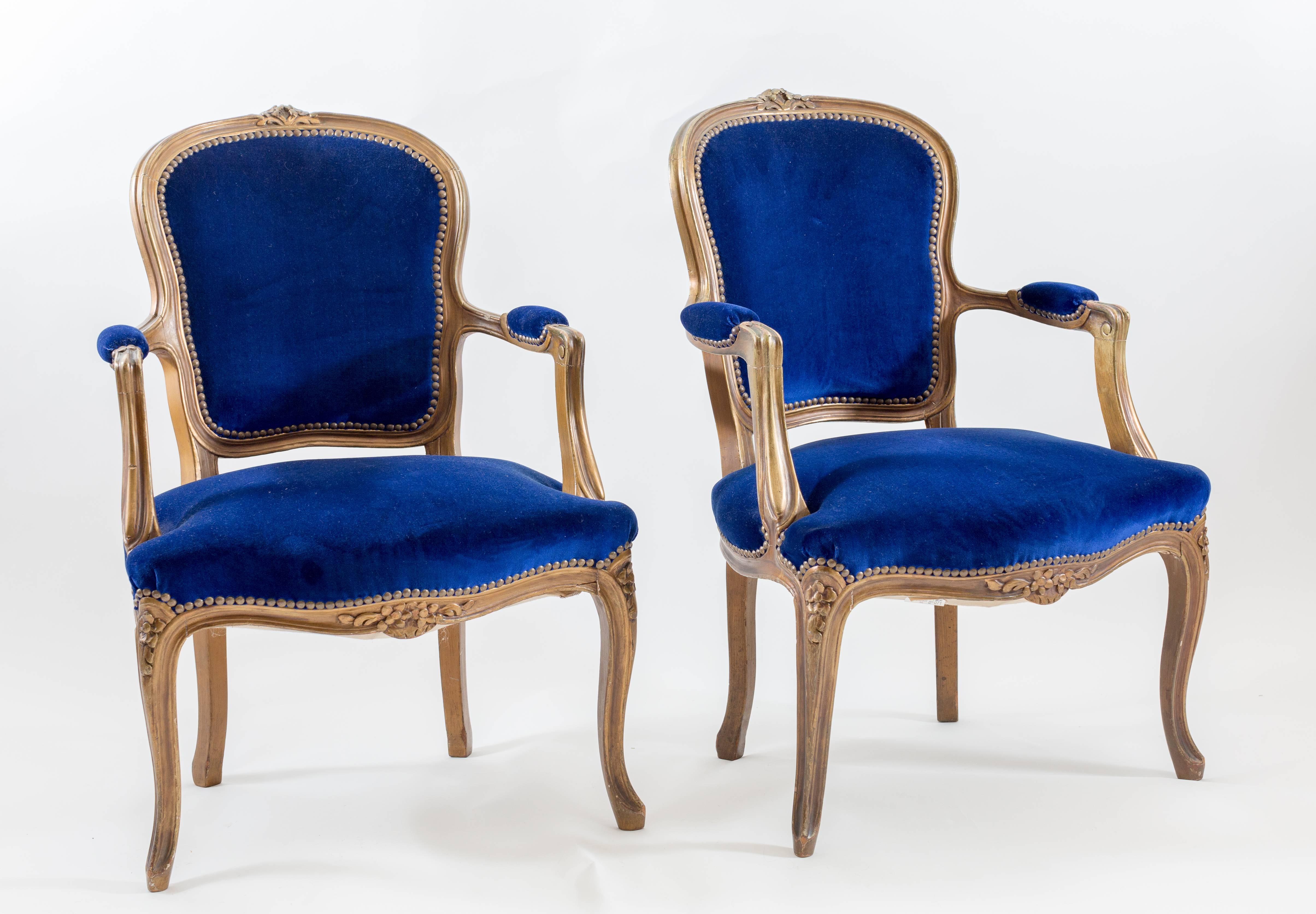 Gold leaf trimmed fruitwood, cobalt blue velvet uphostery, in Louis detail. Love these chairs!!